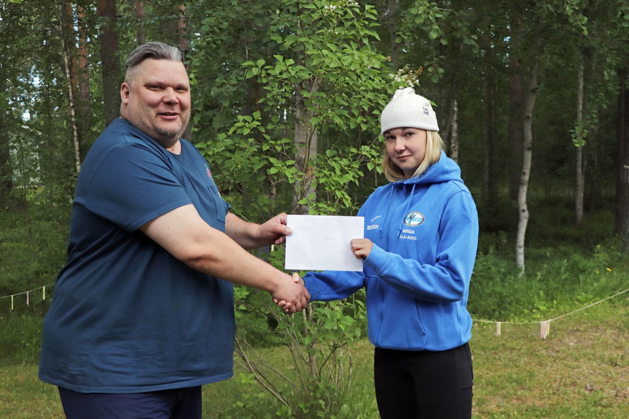 Liikuntasihteeri Marko Äijälä luovutti Siikajoen kunnan menestyneen urheilijan apurahan Minda Ala-aholle.