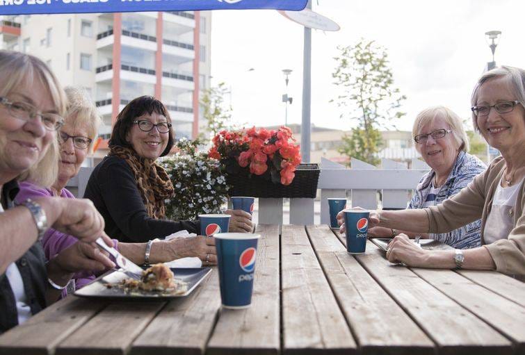 - Täällä on aina todella hyvä asiakaspalvelu ja ruoka on maukasta, kiittelee Liisa Säkö, joka tuli ystävien kanssa herkuttelemaan Kemi Burgerilla.