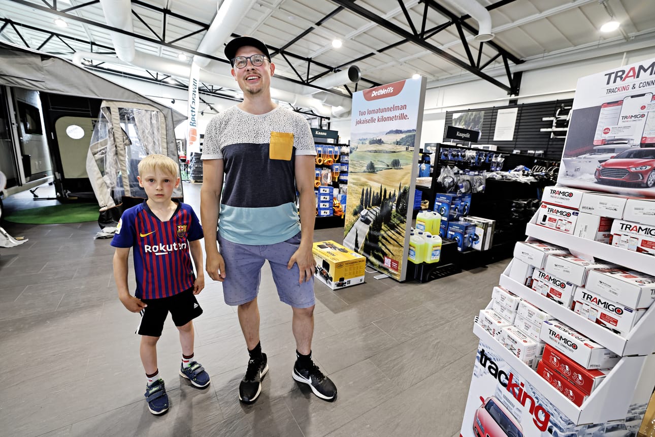 Olli Vierunketo kertoo harrastaneensa jo pienenä matkailuajoneuvoilua omien vanhempiensa kanssa. Nyt asuntovaunuilemassa kulkee mukana myymälässä ollut poika Lenni ja muu perhe.