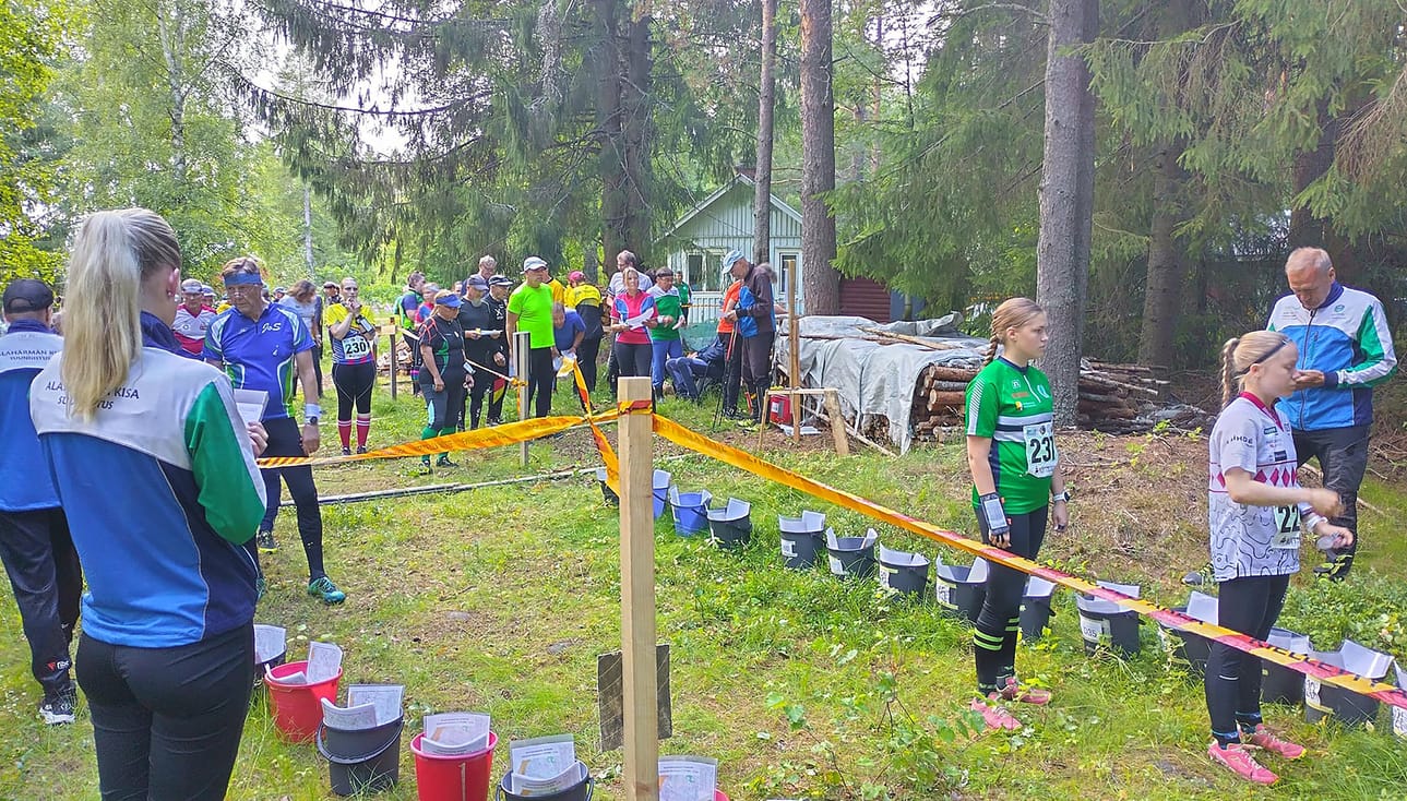 Kilpailukeskus pystytettiin Hunurijärvi Resortin tuntumaan.