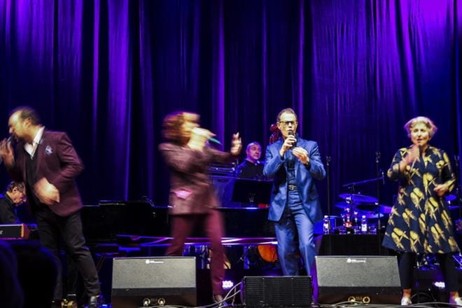 Alati liikkeessä. Manhattan Transfer: Trist Curless (vas.), Cheryl Bentyne, Alan Paul ja Janis Siegel vastasivat vuoden ykkösvierailusta Seinäjoella. KUVA: TERO HAUTAMÄKI