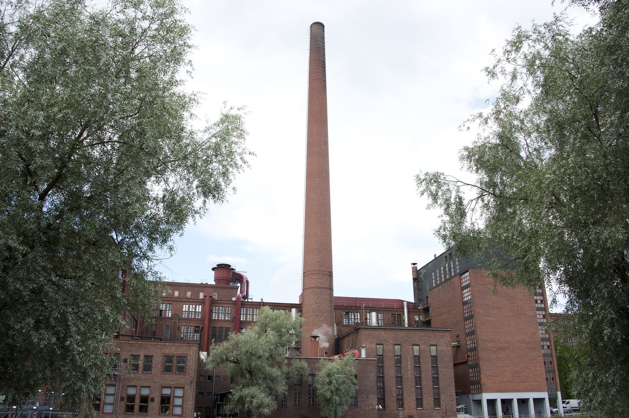 Jotta hallituksen tavoite hiilineutraalista Suomesta vuonna 2035 voi toteutua, teollisuudessa vaaditaan isoja päästövähennyksiä. Takon kartonkitehdas toimii Tammerkosken länsirannalla Tampereella.
