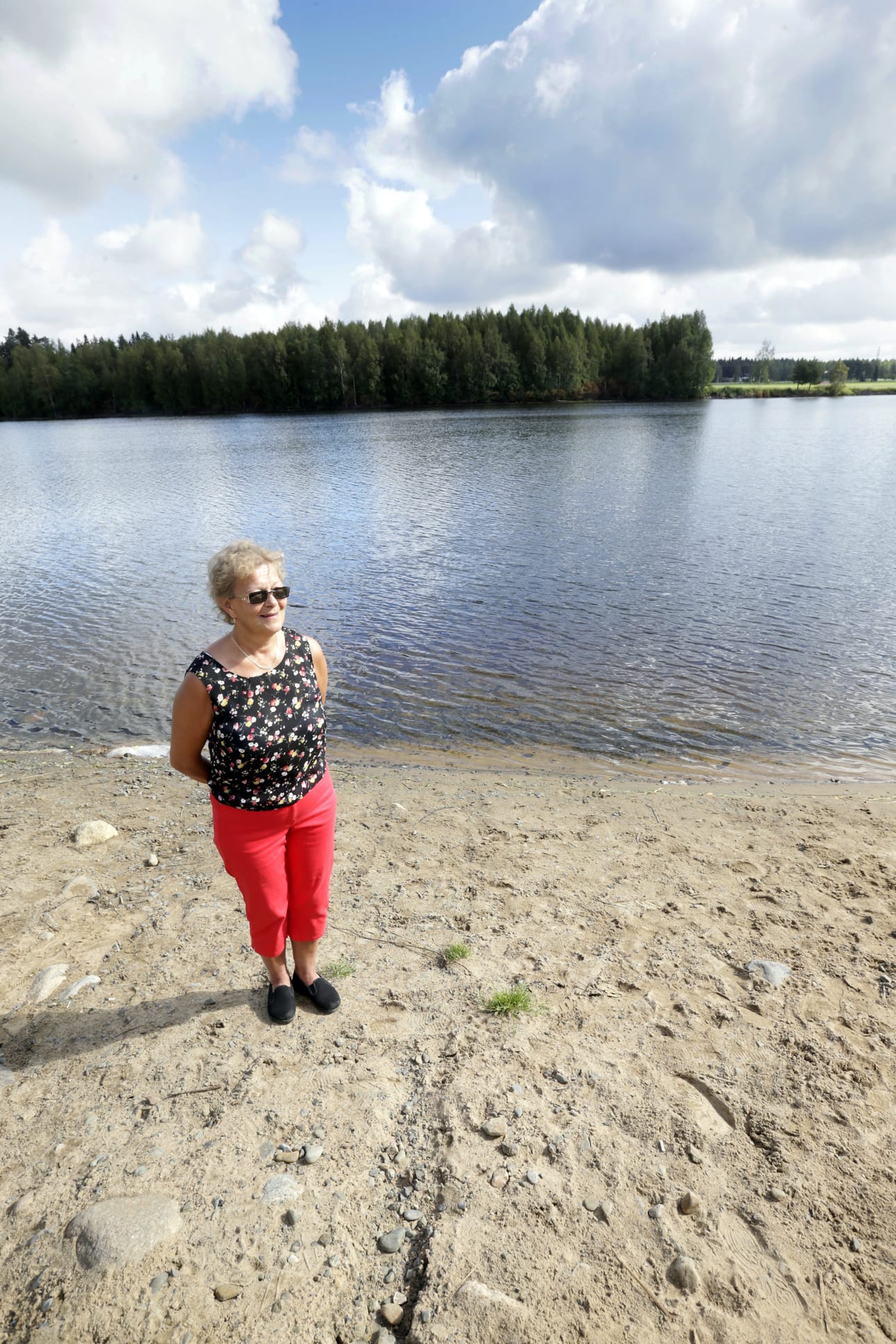 Maikkula-Iinatti asukasyhdistyksen puheenjohtaja Sirkku Hildén-Söderlund tykkää itse uida mieluummin merivedessä, mutta monet alueen asukkaat käyvät Maikkulan uimarannalla päivittäin.