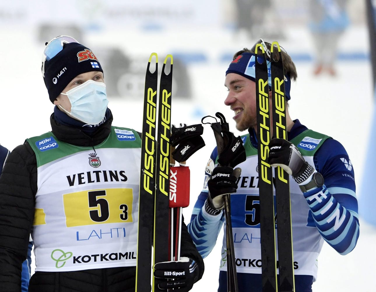 Iivo Niskanen (vas.) ja Joni Mäki kamppailevat olympialaisten pariviestissä.