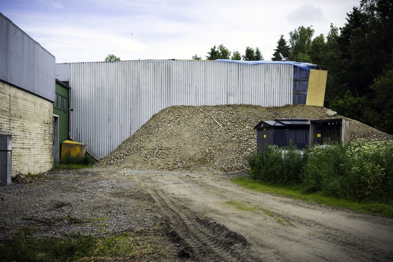 Nä-Rön toisen pakastamon seiniä on tuettu rouhealla murskeella. Närpiössä toiminut tehdas valmisti turkiseläimille rehua vuosikymmeniä.