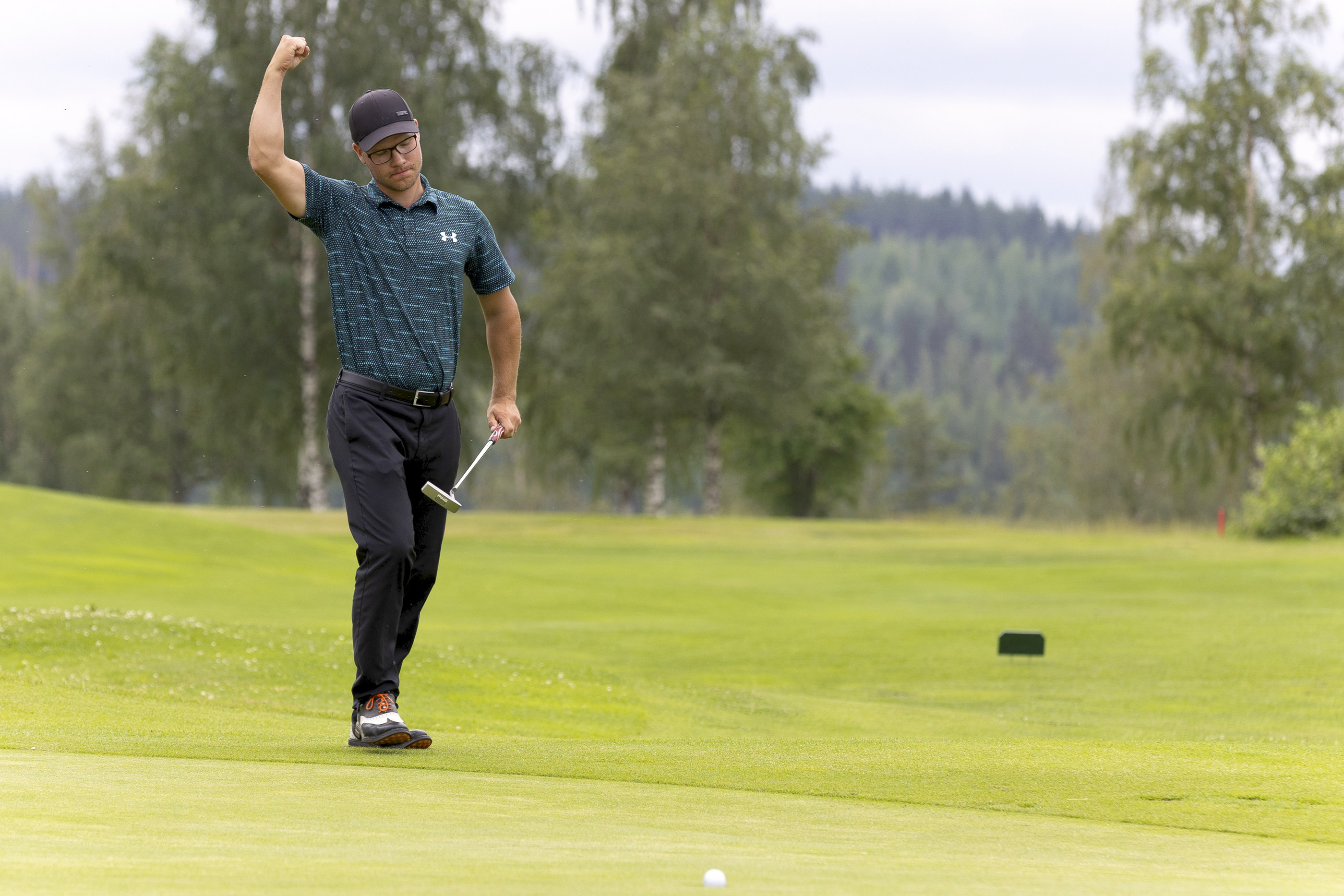 Mestarin viileä tuuletus – Oulun Golfkerhon Juhana Kukkosen lähes virheetön esitys toi täysosuman reikäpelin SM-kisoissa Laukaassa: "Itseluottamus kasvoi humisten"