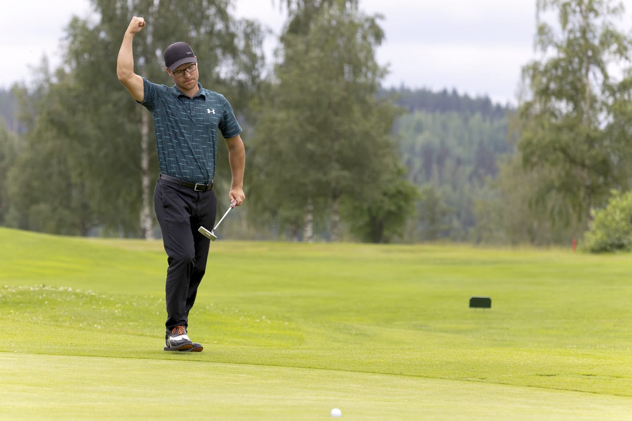 Juhana Kukkosen itseluottamusta kuvasti tämä finaalin viidennen väylän suoritus. Oulun Golfkerhon mies tuulettaa eagleputtinsa uppoamista jo ennen kuin pallo on reiässä.