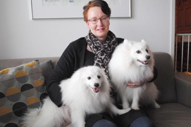 Pinkki (vas.) on huolehtivainen emo, kun taas Nana nauttii jo mummun päivistään, Paula Kuhalampi esittelee. KUVA: EEVA-LIISA KULJU