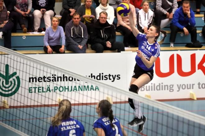 Jymyn tehokkain oli hakkuri Maja Krljic, joka iski pallon Ponnistuksen kenttään 19 kertaa. Karoliina Friberg ja Annina Keinonen varmistavat. KUVA: HEIKKI HAKANEN