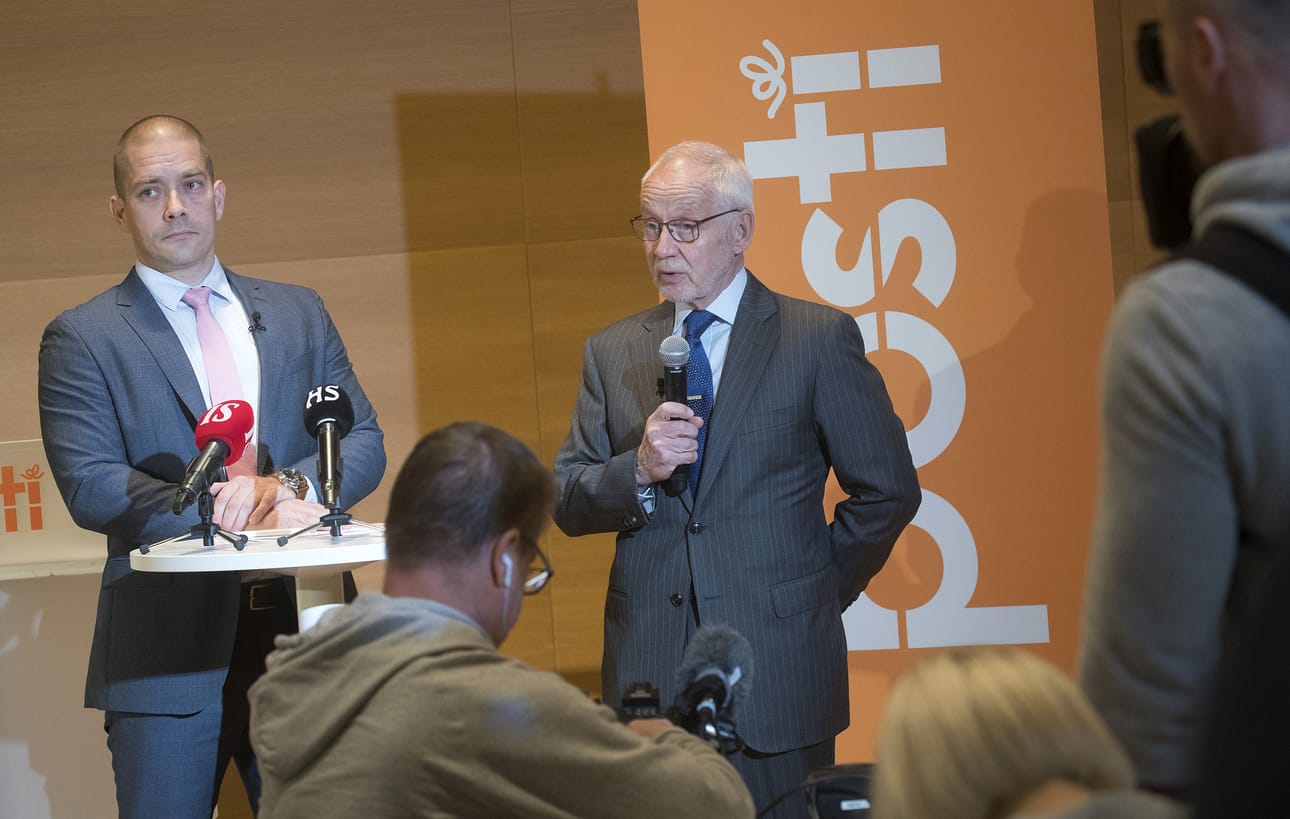 Postin väliaikainen toimitusjohtaja Turkka Kuusisto (vas.) ja hallituksen puheenjohtaja Markku Pohjola kertoivat toimitusjohtaja Heikki Malisen erosta tiedotustilaisuudessa keskiviikkona Helsingissä.