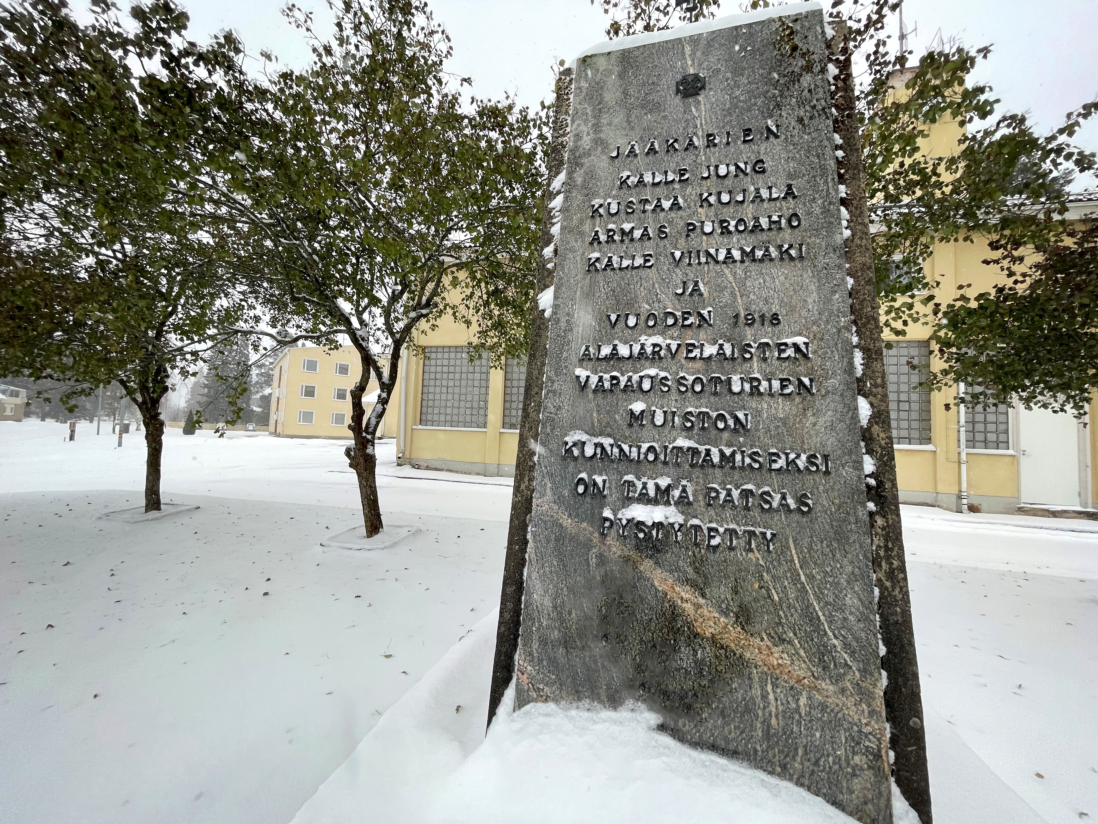 Kirkon porraskivistä luotua jääkärimuistomerkkiä uhkasi siirto käymälän tieltä 1990-luvulla