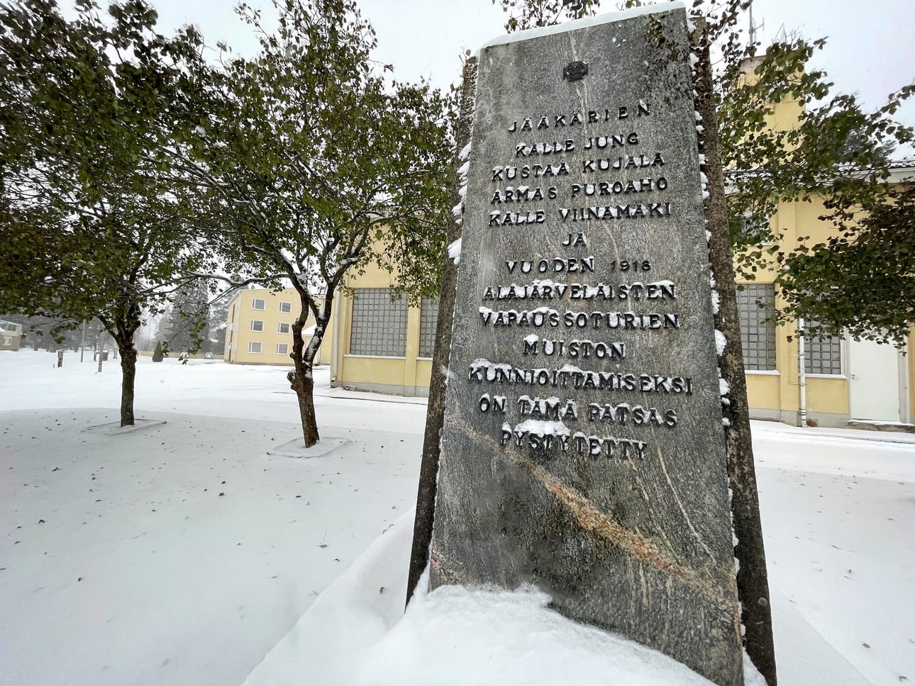 Jääkärien muistomerkki valmistui paloaseman kupeeseen vuonna 1962. 1990-luvun alussa sitä uhkasi siirto julkisen käymälän tieltä.
