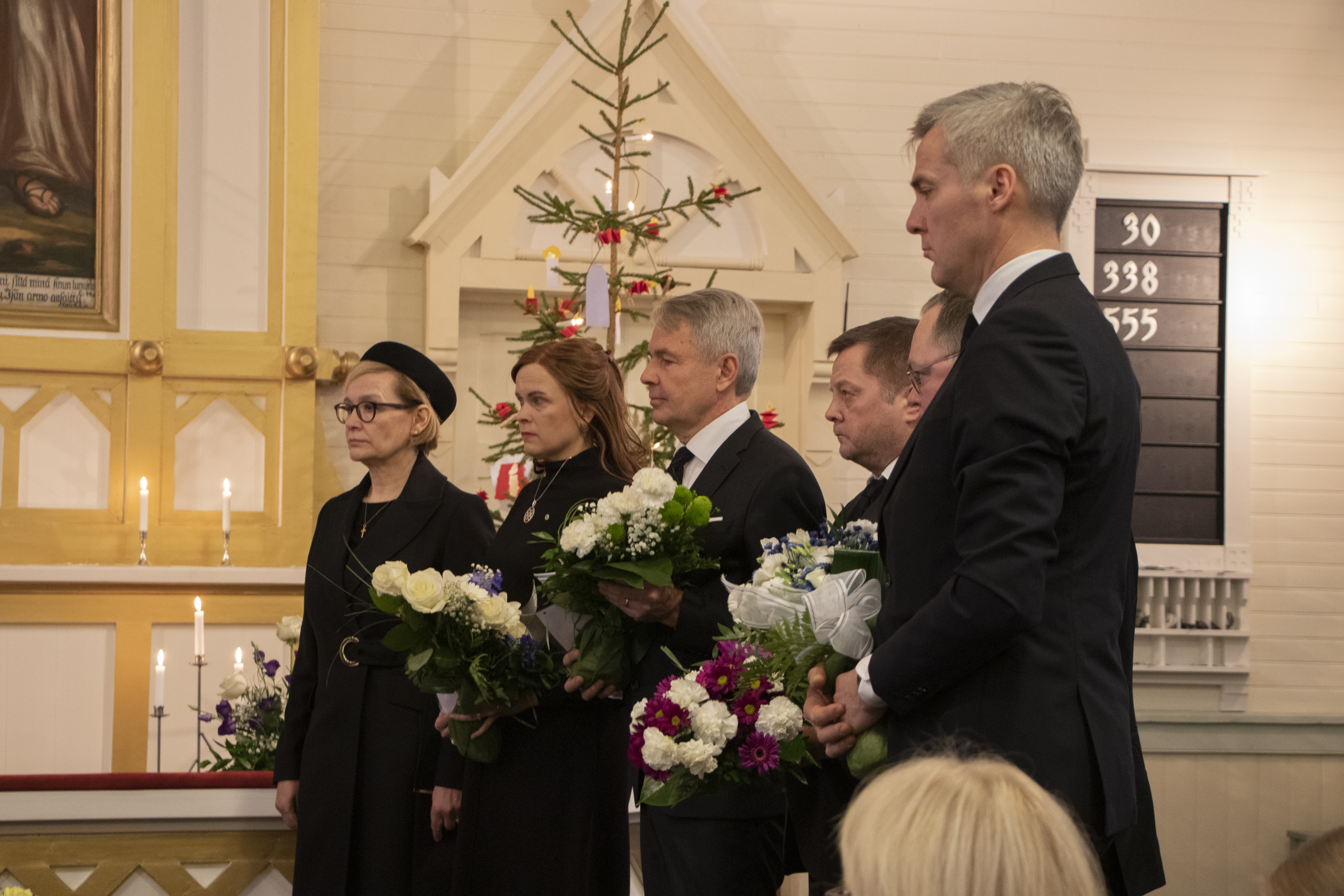 Eduskuntaryhmät saattoivat yhteistuumin työtoverinsa, kansanedustaja Antti Rantakankaan viimeiselle matkalleen kunkin puolueen laskiessa oman seppeleensä.
