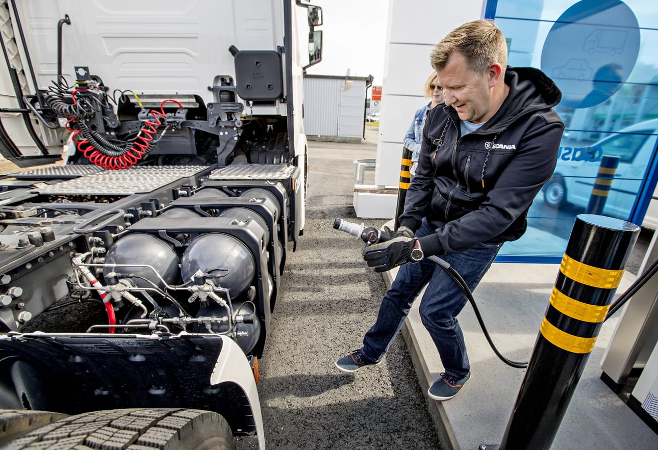 Scania Suomen markkinointipäällikkö Olli Heikkinen tankkasi paineistettua biokaasua Limingantullin tankkausasemalla.