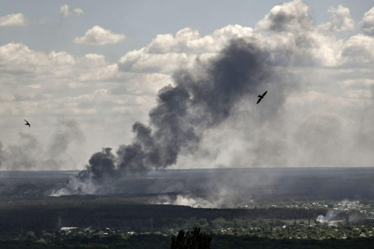 Luhanskin alueen kuvernöörin Serhi Haidain mukaan Sjeverodonetsk on ammuttu raunioiksi. Savu nousi kaupungista kesäkuun alkupuolella. LEHTIKUVA/AFP