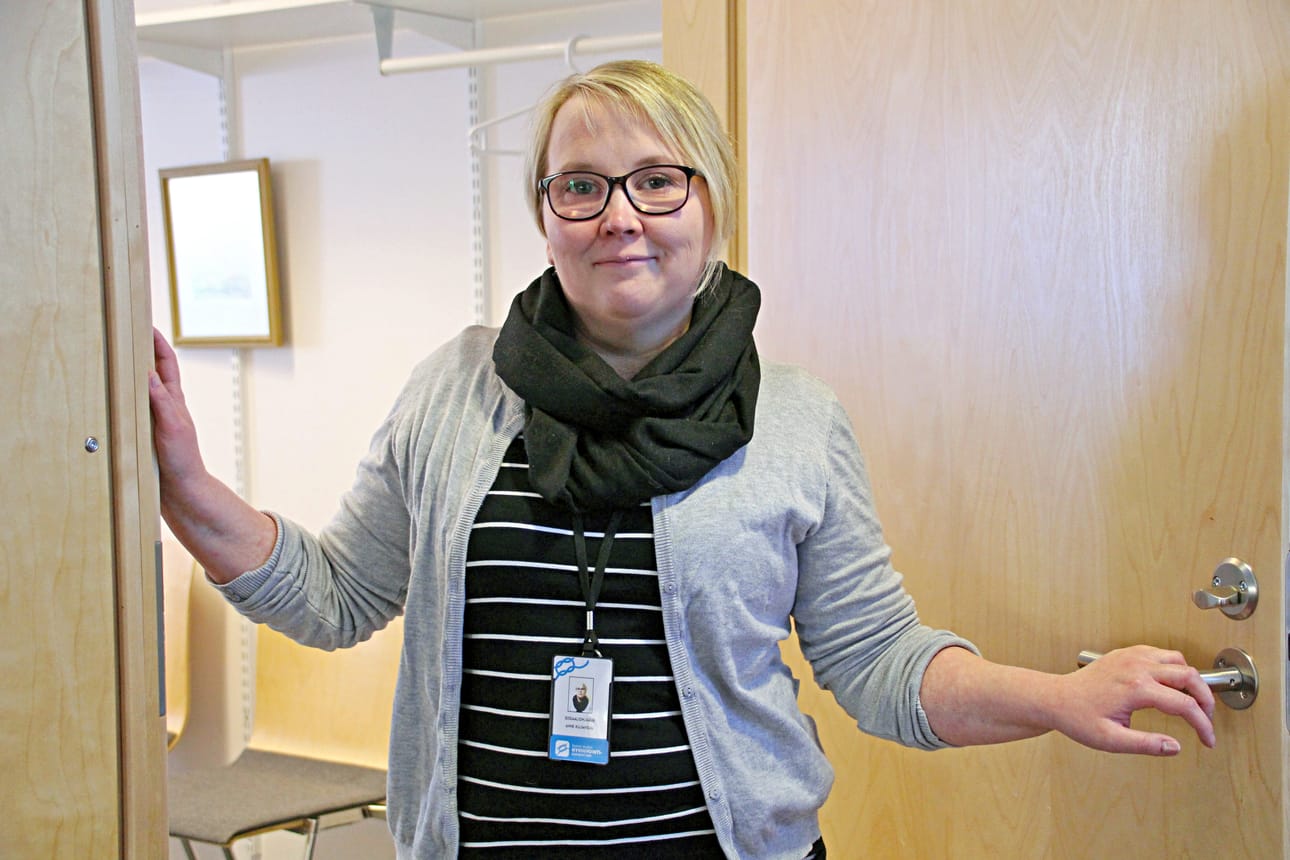 Sosiaaliohjaaja Anne Kujansuun työhuone on Ruukin terveysasemalla.
