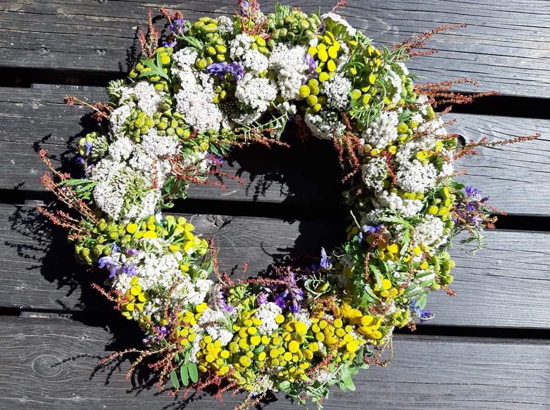 Maarit Halmetojan tekemä luonnonkukkakranssi.