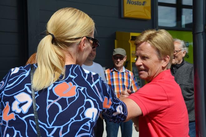 MEP Mauri Pekkarisen vierailu Alajärvelle kiinnosti. Tervehtimiset hoidettiin korona-ajan tapaan kyynärpäillä myös tässä tilaisuudessa. KUVAT: SARI HEINILÄ