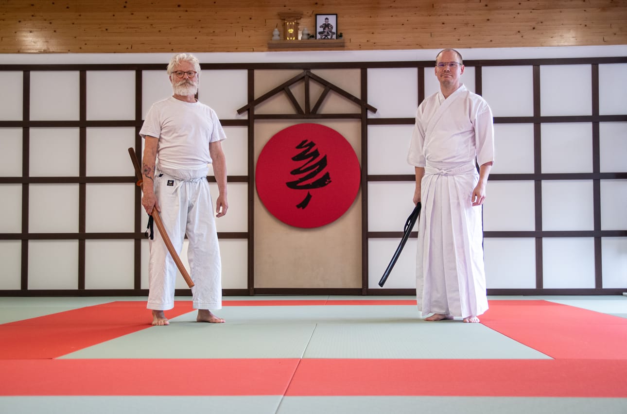 Pasi Janhunen (vasemmalla) ja Markus Takkinen ovat kaksi kolmasosaa Shotokai Kuusamon uudesta iaido-jaostosta. Kuvat ovat Airotien uudelta dojolta, joka avattiin tänä syksynä.