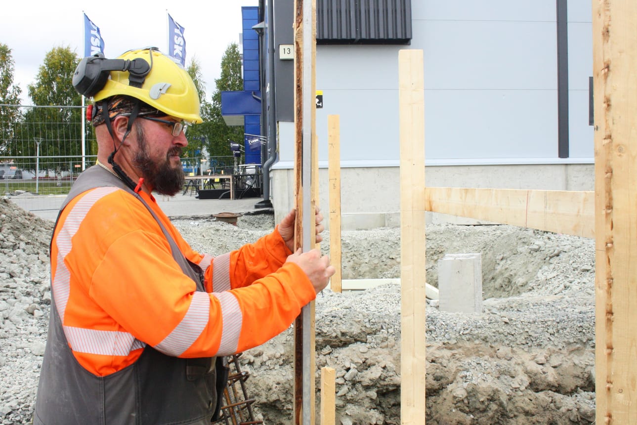 Timo Pätsi laittoi perustusten muottilaudoitusta kuntoon Jyskin laajennustyömaalla Kuusamossa maanantaina. Työmaan urakoija on oululainen IP-Heikkilä Oy.