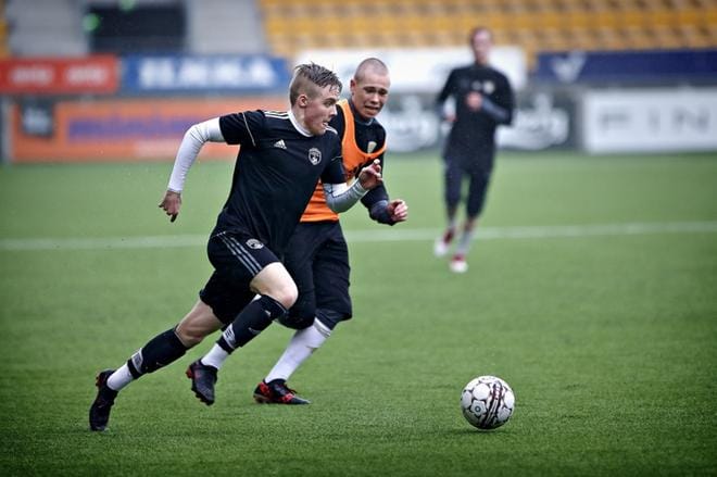 Georg Westerlund ja Oskar Pihlaja kirmasivat SJK Akatemian harjoituksissa tiistaina. KUVAT: TOMI KOSONEN