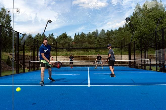 Padelia pelataan nelinpelinä läpinäkyvien seinien ympäröimällä kentällä. Pallon voi pelissä lyödä seinän kautta toisen joukkueen alueelle. Vesa Vahvanen, Markku Ala-Vannesluoma, Petri Pertola ja Lauri Lehtonen pelasivat padelia torstai-iltana Tampereella.