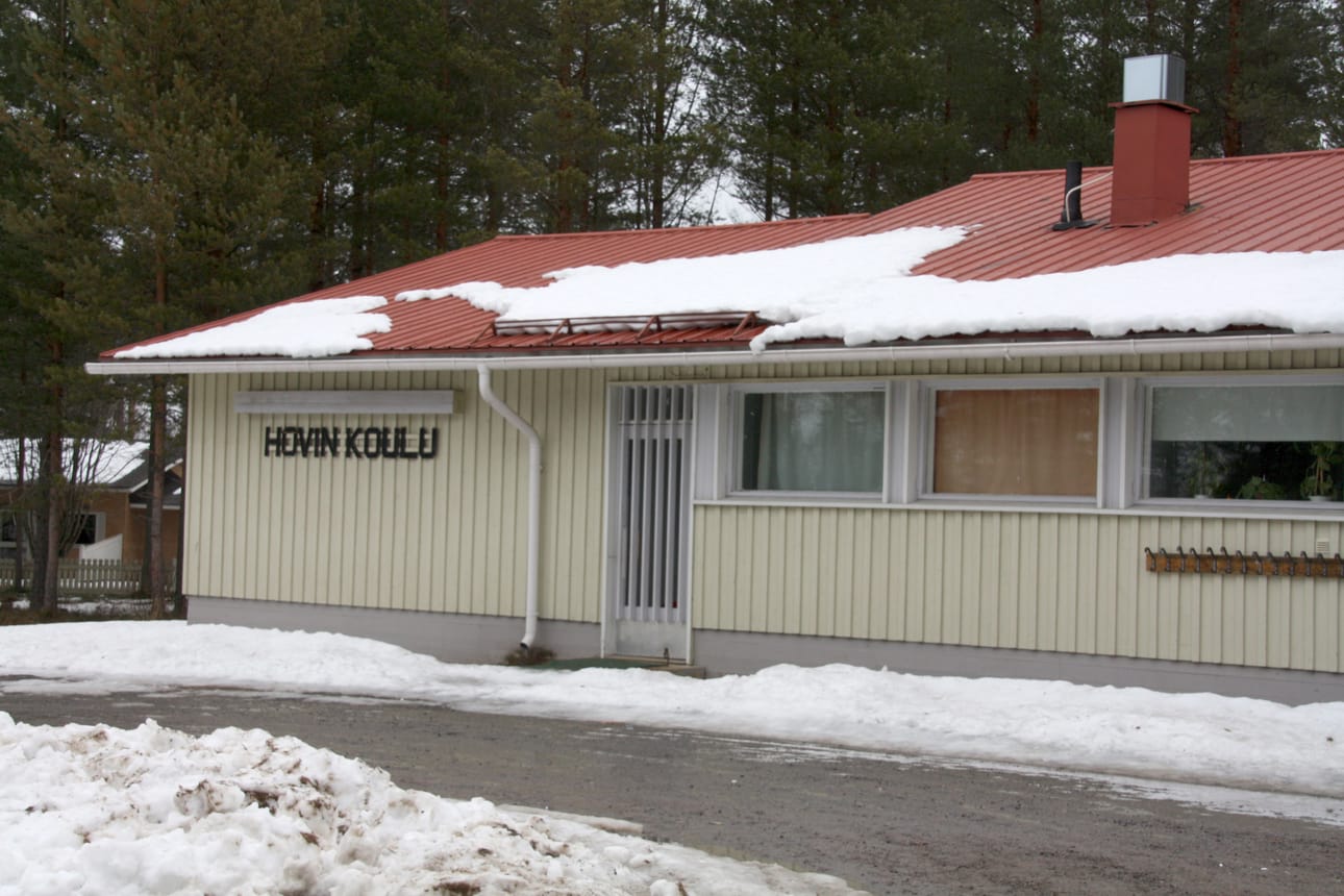 Laaja sähkökatko on koettelee monin paikoin Siikajokivarren asukkaita. Savalojan kylä, jossa sijaitsee Siikalatvan kunnan viimeinen kyläkoulu, oli sähköttä reilut 17 tuntia. Lapset tulivat tiistaina normaalisti kouluun.