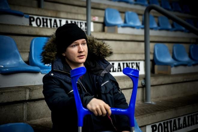 Sport-sentteri Joonas Komulaisen vamma on sen verran vakava, ettei hän tiedä, milloin pystyy palaamaan jäälle. Kuva on tammikuulta 2017, jolloin Komulainen oli edellisen kerran loukkaantuneena ja kulki kyynärsauvolla käytyään lonkan alueen operaatiossa. Kuva: Kalle Lydman / Arkisto