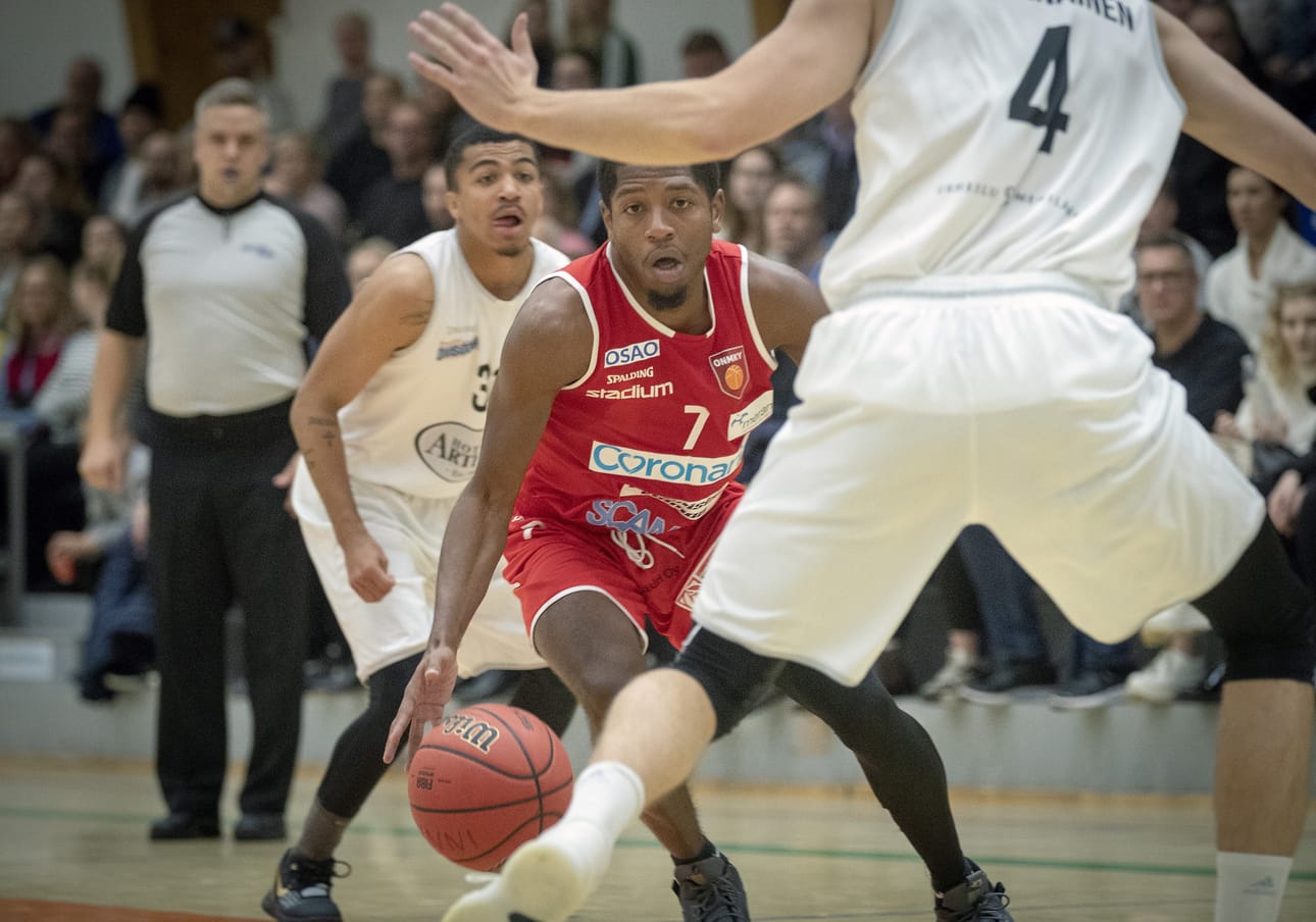 Dedrick Basilen nopeus ja taidot ovat 1. divisioonan aatelia.