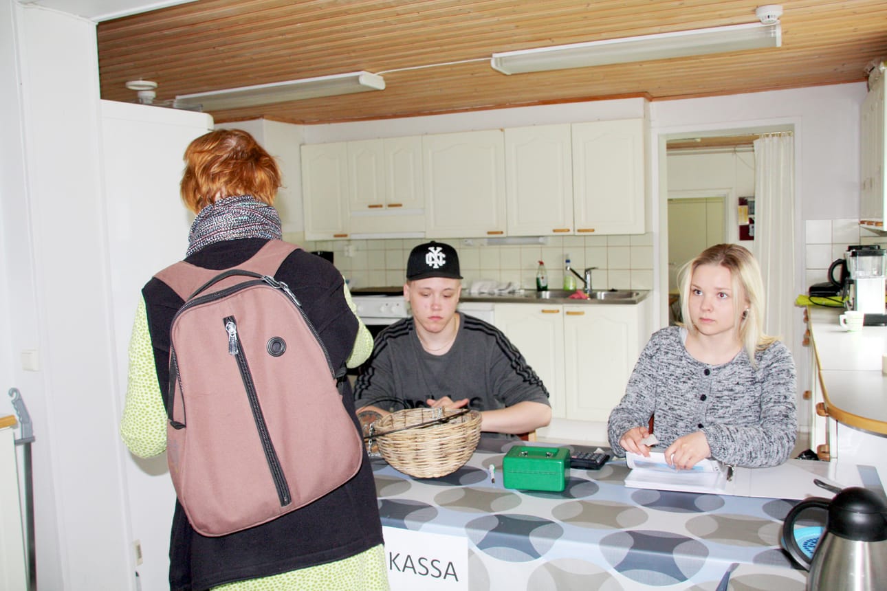 Jani Kärki ja Saara Fingerroos saivat kesätyöpaikan Kreivinsaaren kahvila-kirpparilta. Kuva: Kirsi Junttila