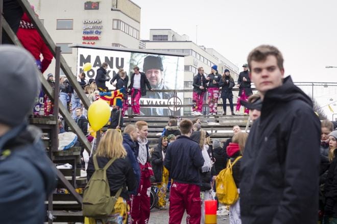 Abban Dancing Queen kajahteli päivällä Vaasan torilla, kun Pampaksen juhlijat pistivät jalalla koreasti. Kuva: Selma Paavola