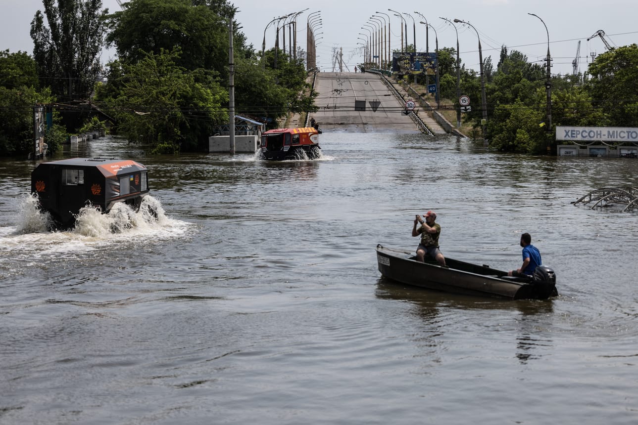 Kahovkan padon rikkoutuminen on aiheuttanut valtavia tulvia. Kuva Hersonin alueelta.