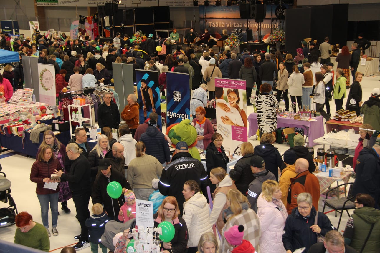 Väkeä oli jäähallin täydeltä heti messujen avaamisesta lähtien.