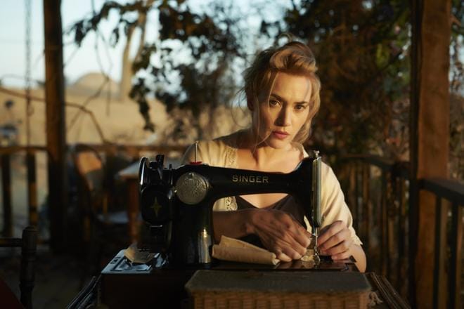 Tilly (Kate Winslet) palaa ankealle kotiseudulleen menestyneenä muotiompelijana. Hän on kotikylässään ensimmäistä kertaa lähtönsä jälkeen. KUVA: TV5