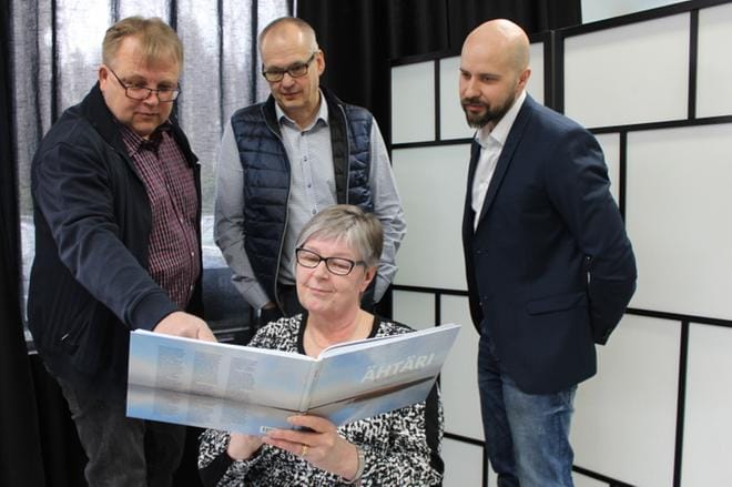 Aarno Isomäki (vasemmalla), Timo Ahopelto ja Jussi Hietaniemi lukeutuvat Ähtäri-aiheisen kuvateoksen valokuvaajiin, ja neljäntenä ryhmään kuuluu Teija Pekkala. Itsekin valokuvaaja Sinikka Jalkasen työnä on tällä kertaa ollut kirjan toimittaminen ja taittaminen. Kuva: Reijo Heikkilä