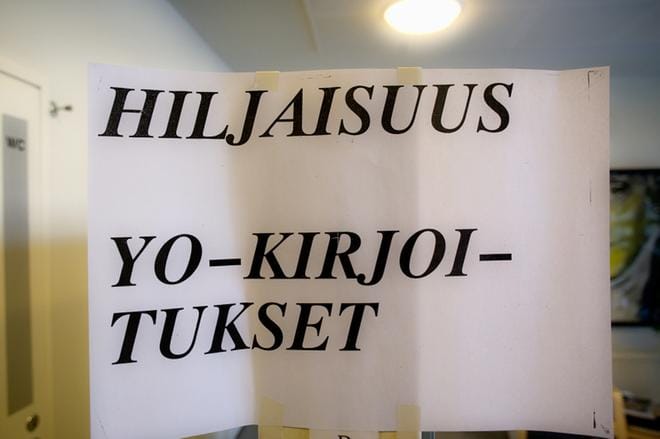 Koronavirustilanne vaikuttaa ylioppilaskirjoituksiin jo kolmatta kertaa. ARKISTOKUVA: EETU SILLANPÄÄ