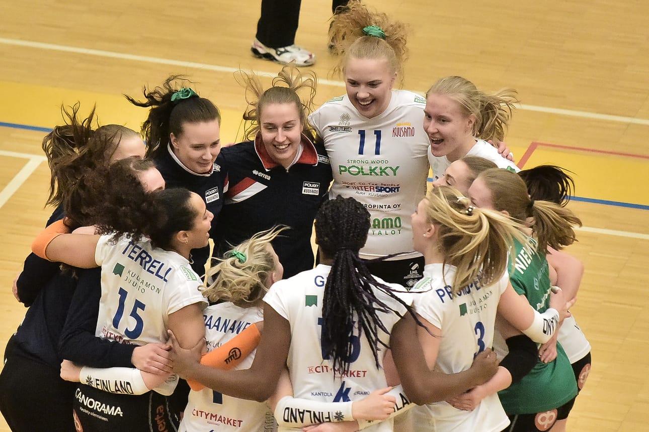 Kevään 2018 pudotuspelien ensimmäinen ottelu päättyi Pölkky Kuusamon pelaajien voitontanssiin.