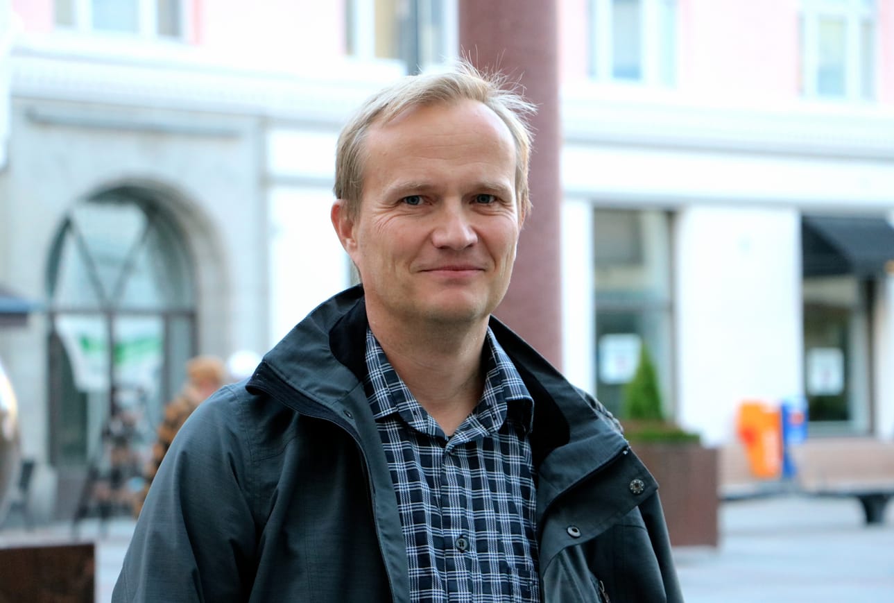 Mikko Within kirjoittamassa Vaimoni vasen rinta ja muuta sairasta -nimisessä kirjassa kerrotaan syöpäarjesta kaunistelematta, mutta kirja ei myöskään ole pelkkää paatosta ja surkuttelua.