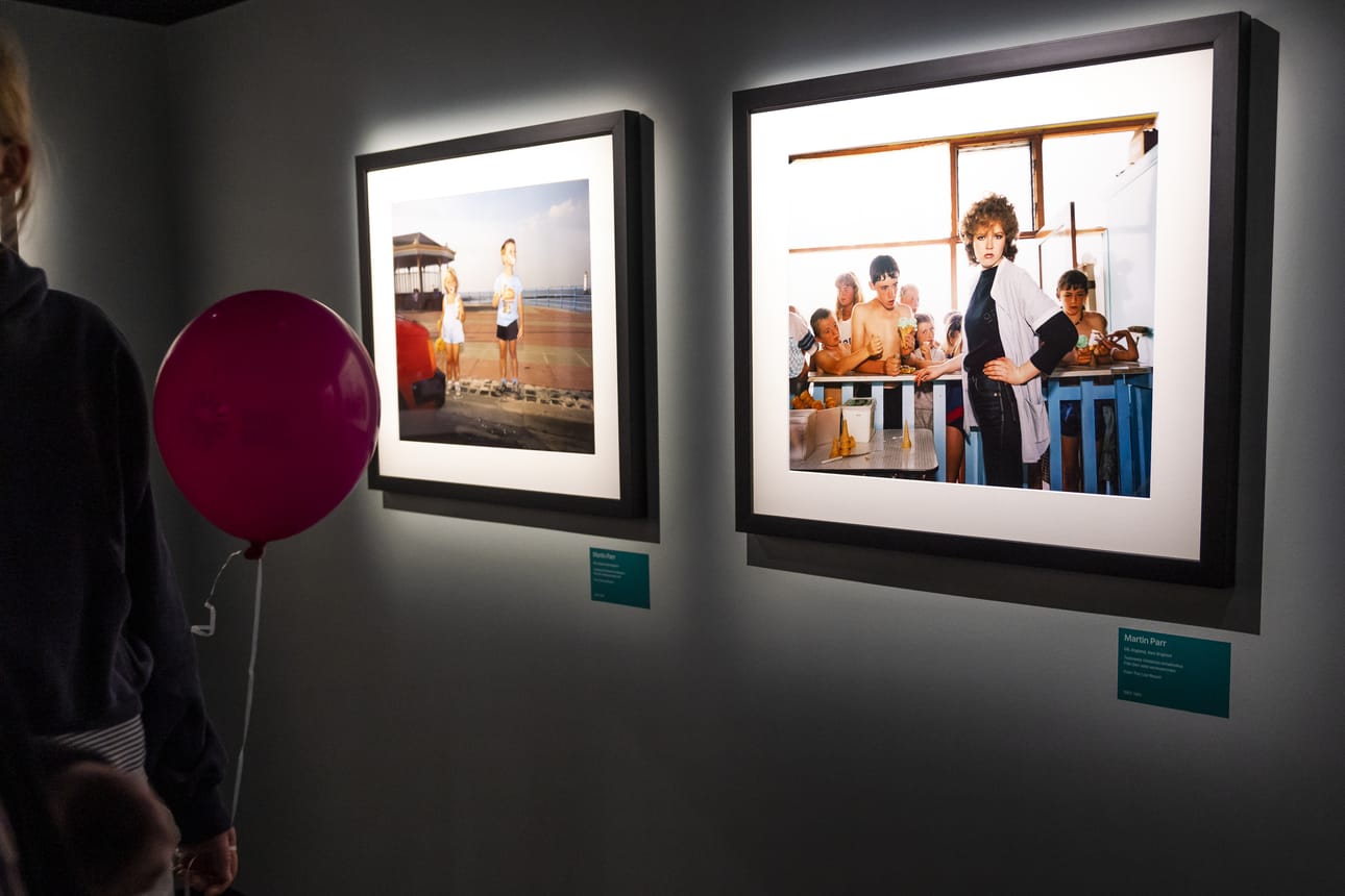 Martin Parr kuvasi Englannin rannikolla lomailevia ihmisiä lähietäisyydeltä.