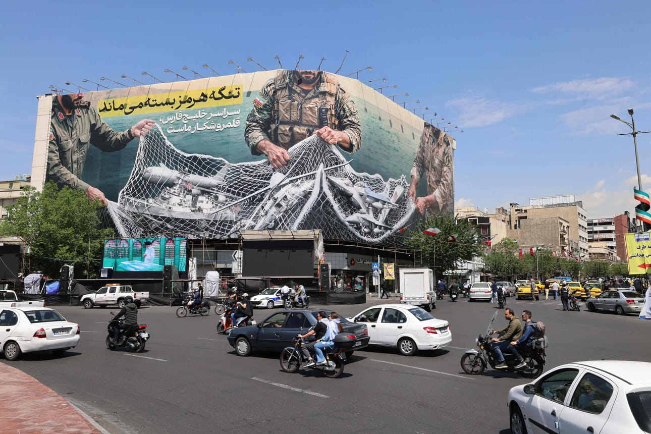 Mainostaulu Teheranissa kertoi Hormuzinsalmen pysyvän suljettuna tiistaina 28. huhtikuuta. Tiistaina ensimmäinen nesteytettyä maakaasua kuljettanut tankkeri kuitenkin pääsi kulkemaan salmesta. Kyseessä oli ensimmäinen kaasulastissa salmesta kulkenut tankkeri Lähi-idän sodan aikana.