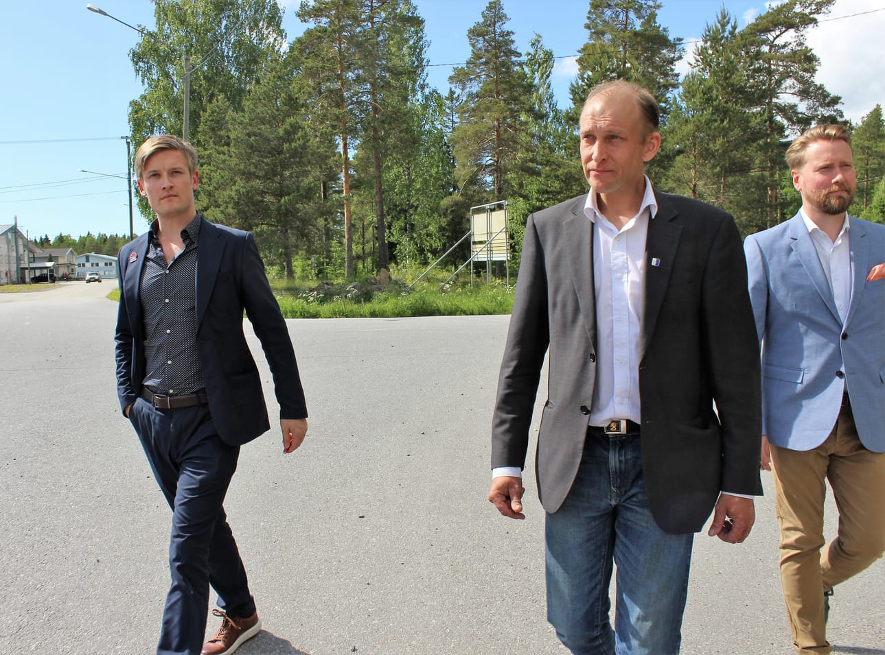 John Wiik ja Niklas Mannfolk tutustuivat yrityksen mahdolliseen sijoituspaikkaan Henrik Antfolkin (keskellä) opastuksella.