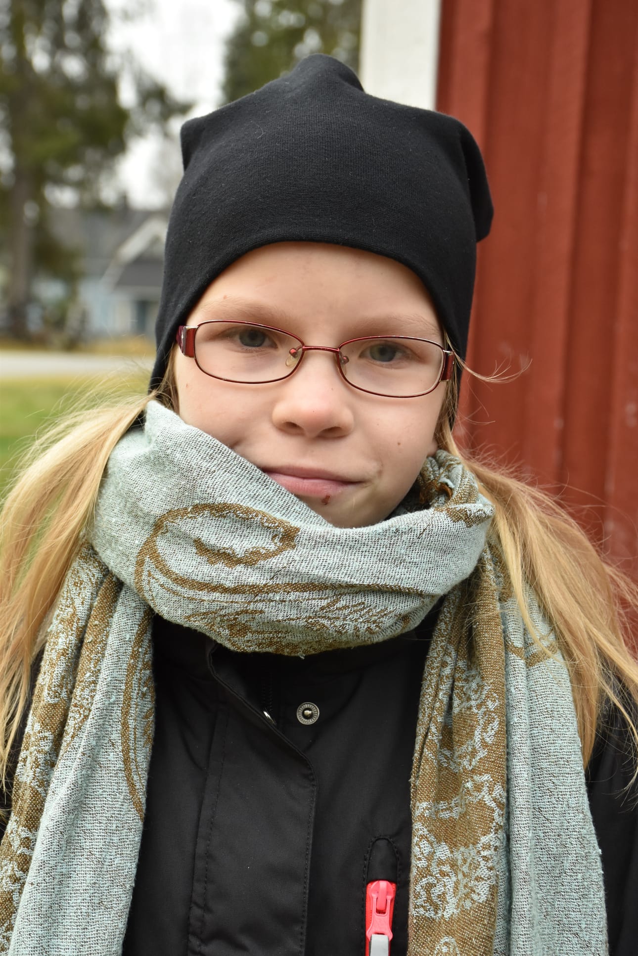 1. Kysyn heiltä kuulumiset ja kerromme mitä on tapahtunut viime aikoina. Olemme myös joskus ulkona. 2. Kun lähdimme isosiskoni ja pikkuveljeni kanssa mummin mukaan mökille. 3. Olen oppinut mummilta, miten leivotaan esimerkiksi rieskaa. 4. Heiltä oppii todella paljon vanhoja asioita ja että saa viettää aikaa oman isovanhemman kanssa. Anni Peltoniemi