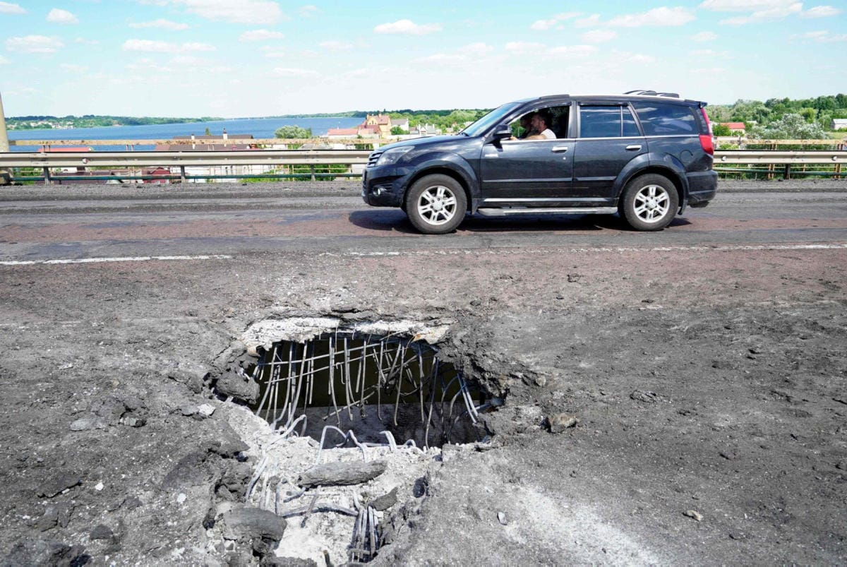 Ukraina on onnistuneesti vahingoittanut Dnepr-joen ylittävää erittäin tärkeää Antonivskyin siltaa, kertovat useat lähteet. Arkistokuva sillasta, kuva on otettu 21.7. LEHTIKUVA/AFP