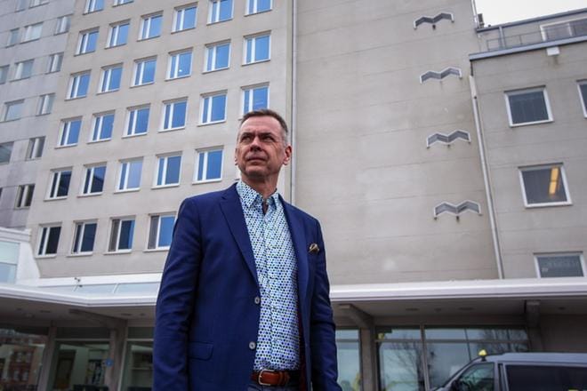 Johtajaylilääkäri Reijo Autio on onnistunut rekrytoimaan ostopalvelulääkäreitä, jotka korjaavat elo-syyskuusta lähtien psykiatrian yksikön henkilöstöpulaa. KUVA: PAULA KASKIMAA