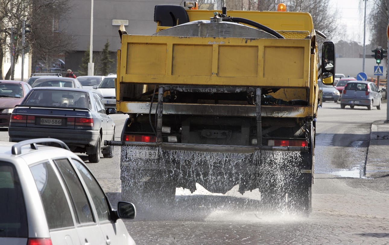 Oulun katuja kastellaan jälleen katupölyn sitomiseksi, kuva on vuodelta 2008.