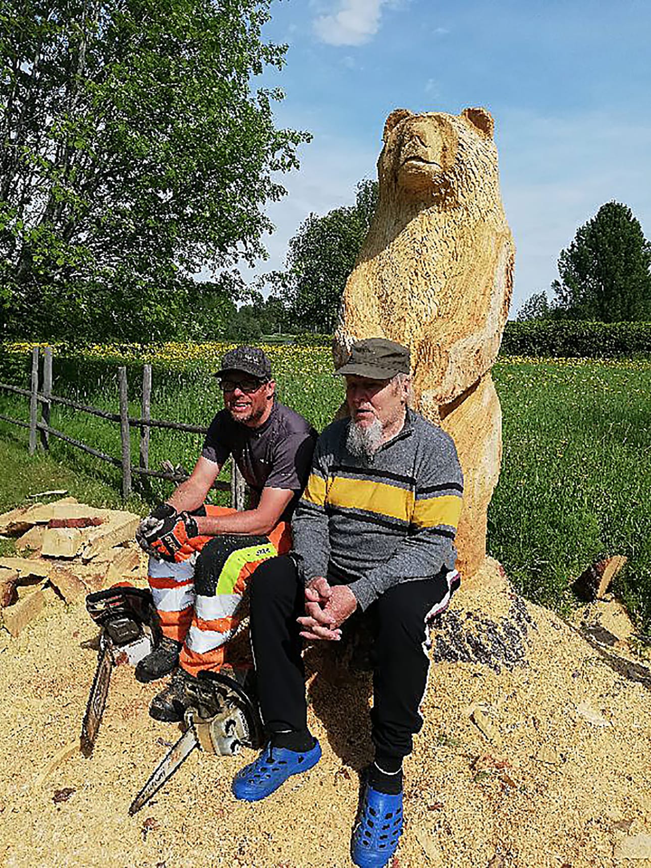 Moottorisahataituri Pekka Niskanen ja Viljo Mäntykangas työmaalla tauolla.