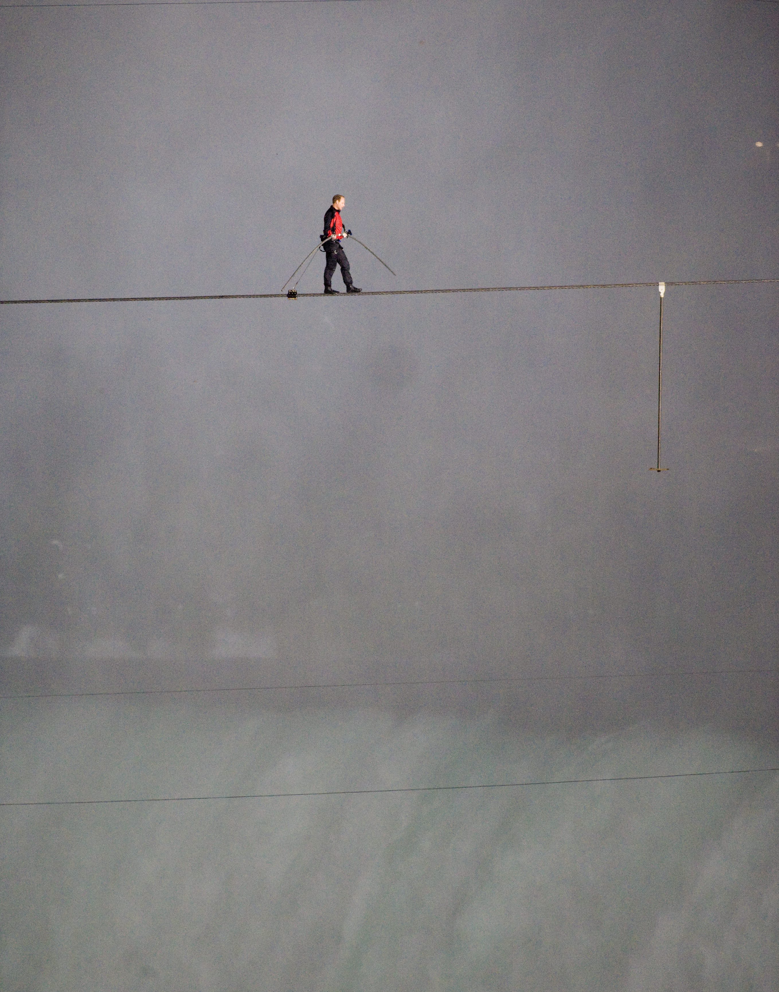 Nuorallatanssija Nik Wallenda ylitti Niagaran putoukset köyttä pitkin.