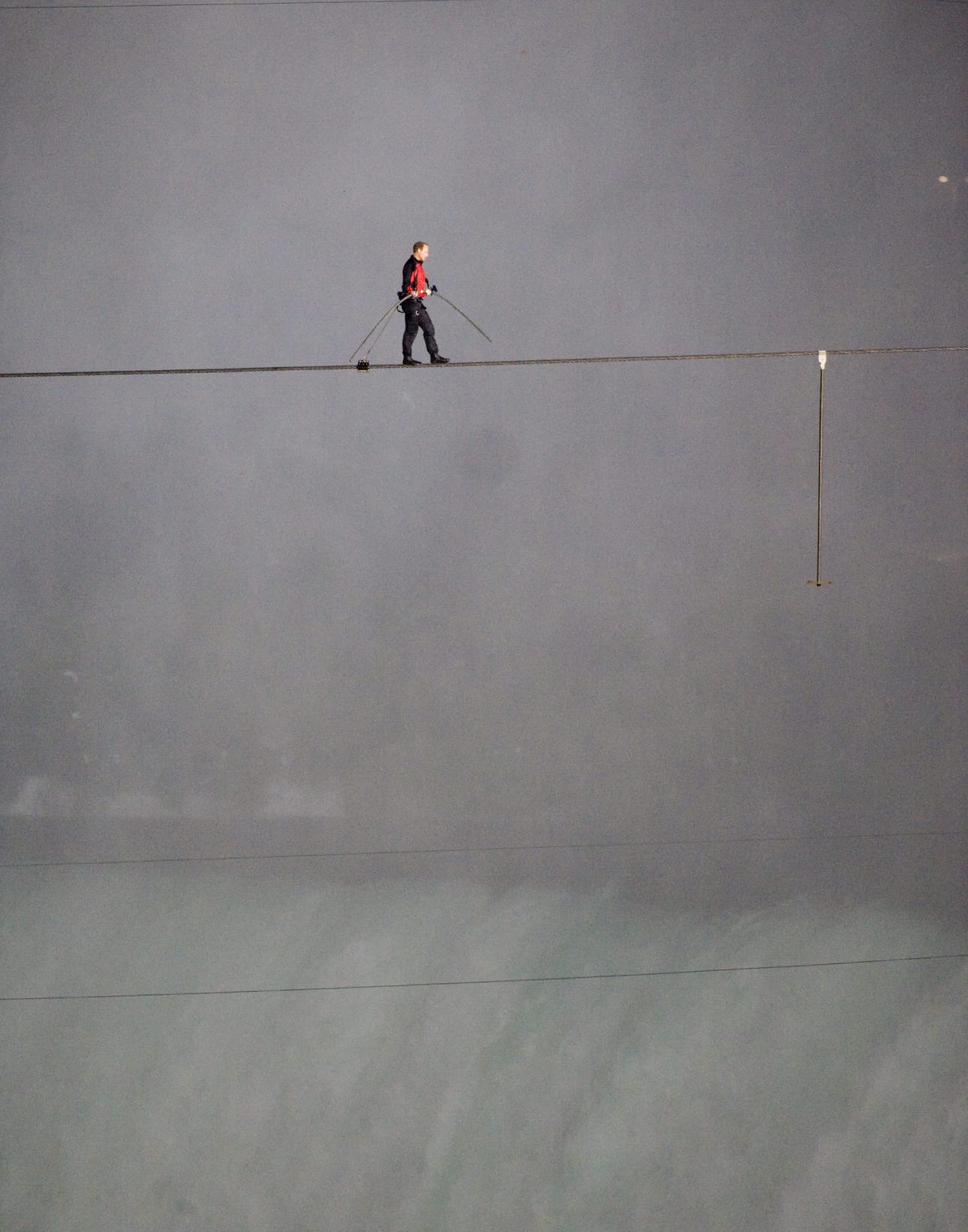 Nuorallatanssija Nik Wallenda ylitti Niagaran putoukset köyttä pitkin.