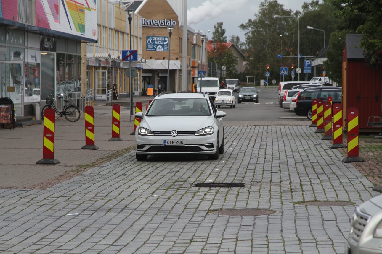 Liikenne Prima-tavaratalon edustalla sujuu molempiin suuntiin