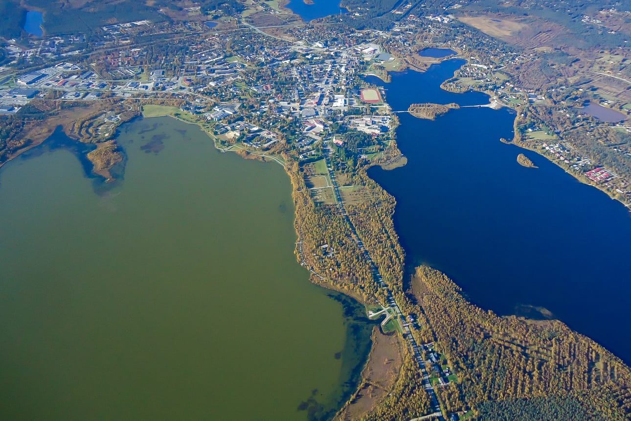 Kuvassa Torankijärveä ja Kirkkolahti. Torankijärvi on rehevöitynyt ja siinä on aika ajoin paljon leväkasvustoa, kuten kuvan kellertävä väri kertoo.